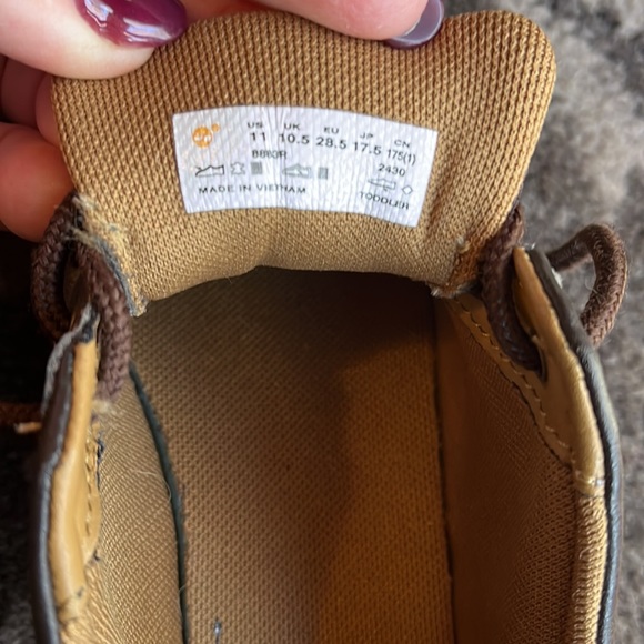 Boys, leather, Timberland dress shoes, size 11 - Picture 4 of 4